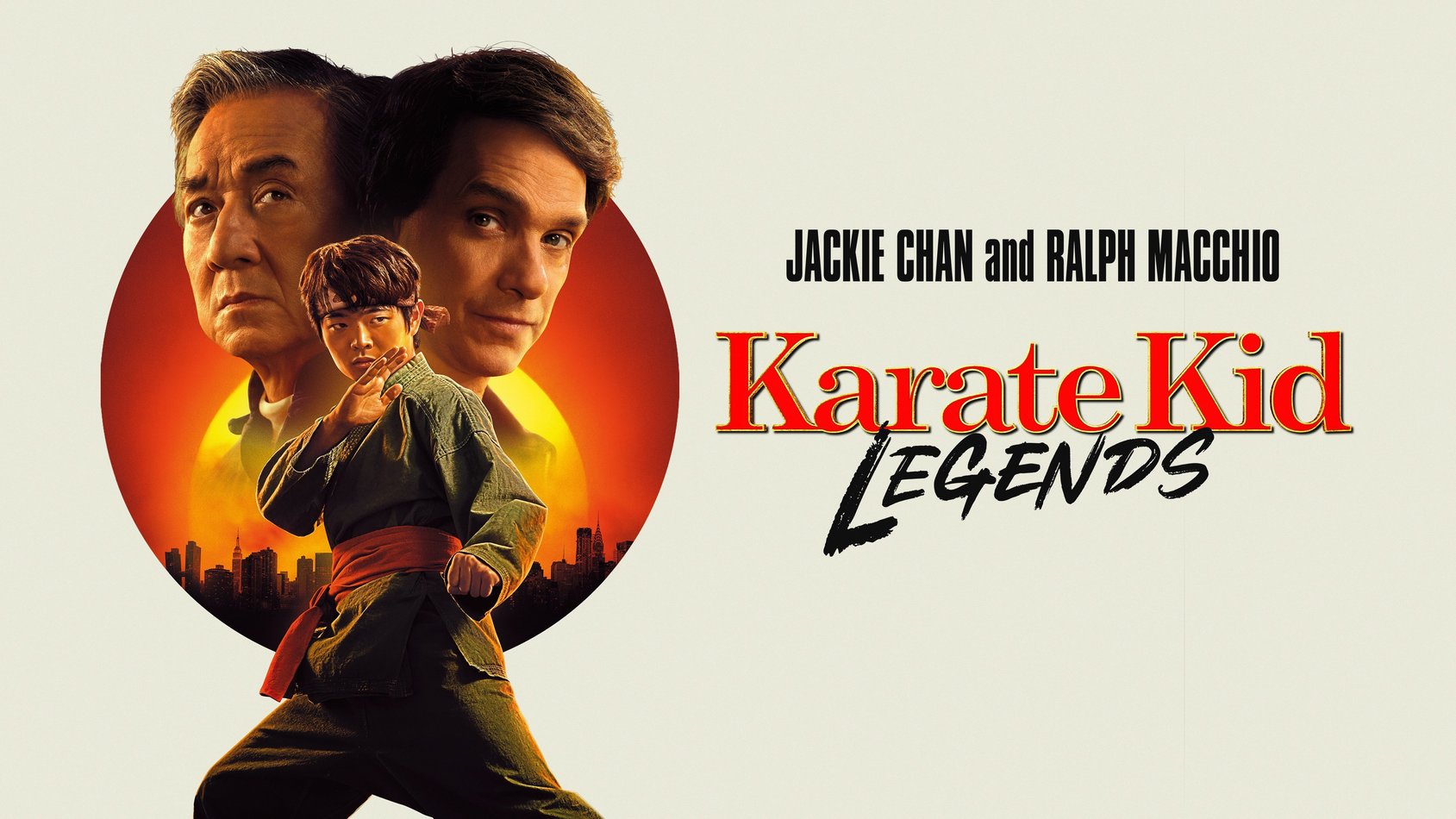 Filmaffisch för Karate Kid Legends med tre personer mot orange bakgrund och stadssilhuett, med Jackie Chan och Ralph Macchio.
