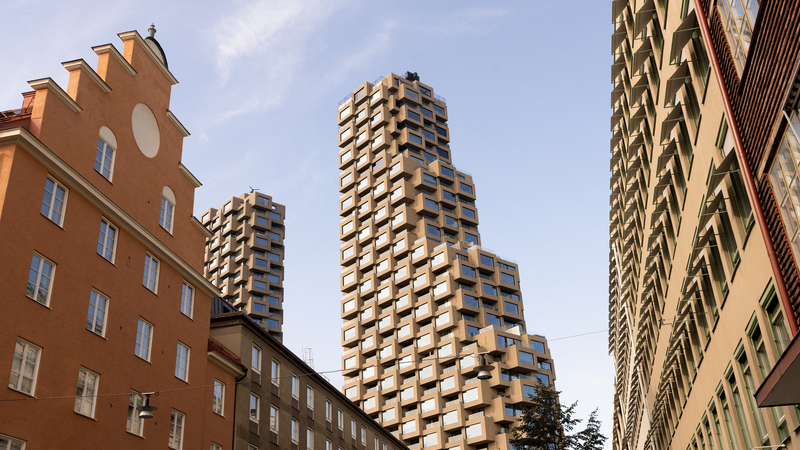 Storstad med nya och gamla hus.