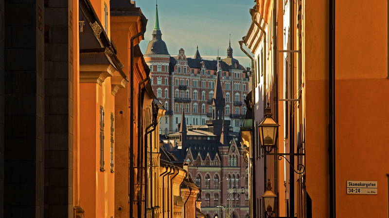 Stor stad med äldre hus i orange-röda toner.