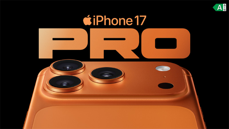 iPhone 17 Pro i orange design med tre kameralinser mot svart bakgrund, visar mobilens övre baksida.