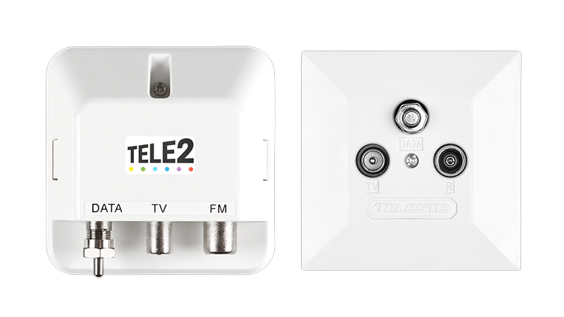 Två vägguttag för bredband och TV från Tele2. Till vänster ett Tele2-märkt uttag med tre portar märkta DATA, TV och FM. Till höger ett neutralt uttag med tre runda kontakter märkta DATA, TV (L) och FM (R).
