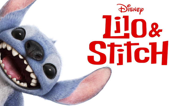 Närbild på den blå utomjordingen Stitch med sitt karakteristiska leende bredvid den röda logotypen för Disney-filmen Lilo & Stitch.