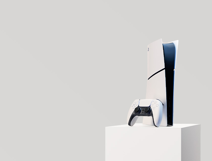 PlayStation 5-konsol i vitt och svart tillsammans med en handkontroll på ett vitt podium mot grå bakgrund.