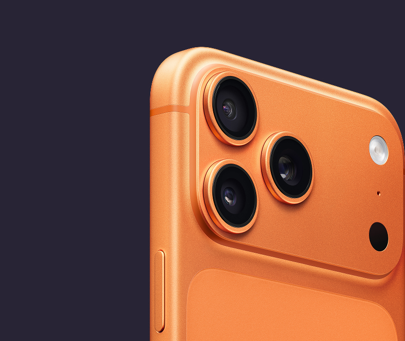 Baksidan av en orange iPhone med trippelkamerasystem, mot svart bakgrund.
