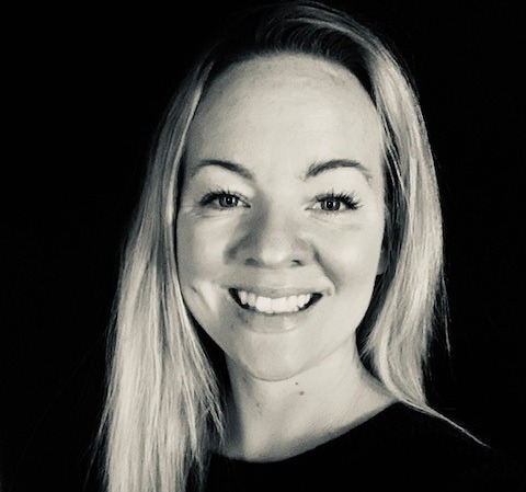 Jeanette Ström. Account Manager på Tele2 Företag. Hon har blong långt hår och är klädd i mörk tröja. Hon ler och står framför en mörk vägg.