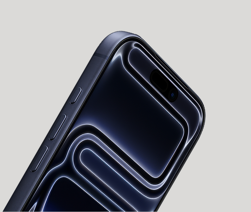 En mörkblå iPhone visad i vinkel med Dynamic Island och glödande abstrakt bakgrund på skärmen.
