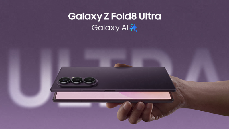 En hand håller Samsung Galaxy Z Fold8 Ultra i mörklila färg med trippelkamera, mot en lila bakgrund.