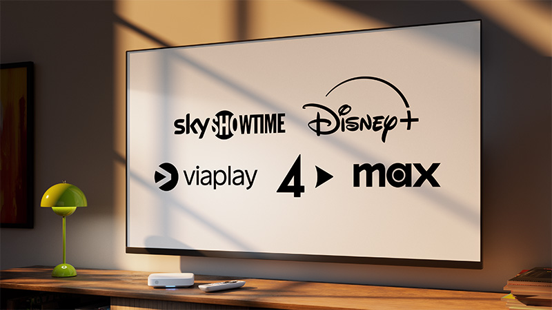 Tv-skärm i vardagsrumsmiljö som visar logotyper för streamingtjänsterna Max, Disney+, SkyShowtime, TV4 Play och Viaplay.
