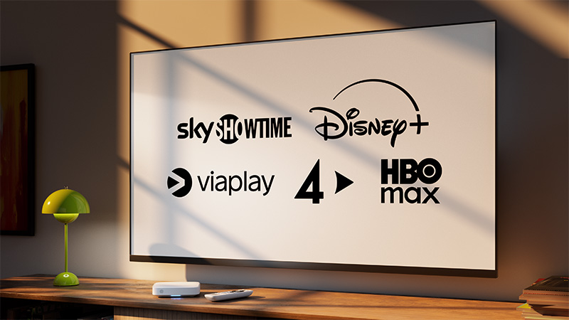 Tv-skärm som visar logotyper för streamingtjänster: SkyShowtime, Disney+, Viaplay, TV4 och HBO Max på ett träbord.