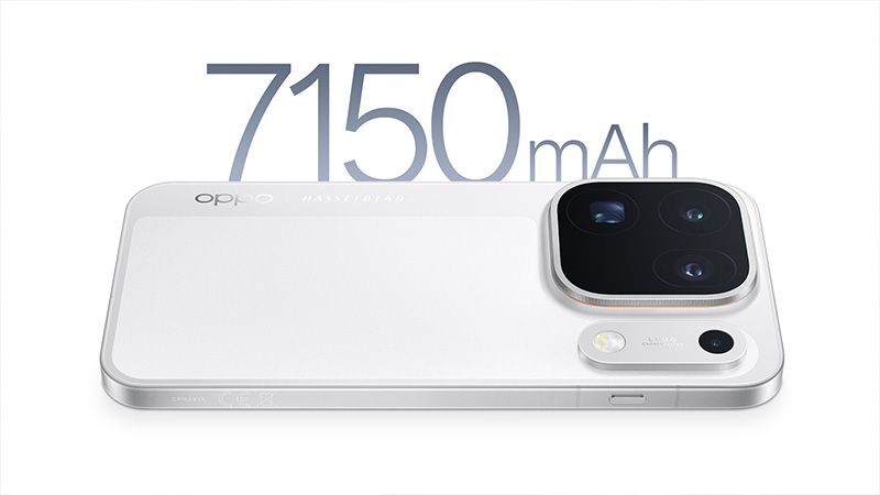 Vit OPPO-smartphone sedd bakifrån med trippelkamera, med texten "7150 mAh" ovanför enheten.