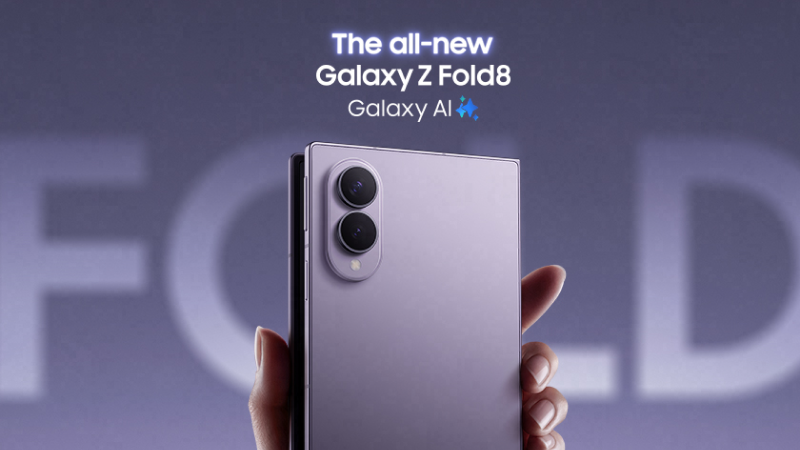 En hand håller upp Samsung Galaxy Z Fold8 i lila färg, med dubbla kameror synliga på baksidan.