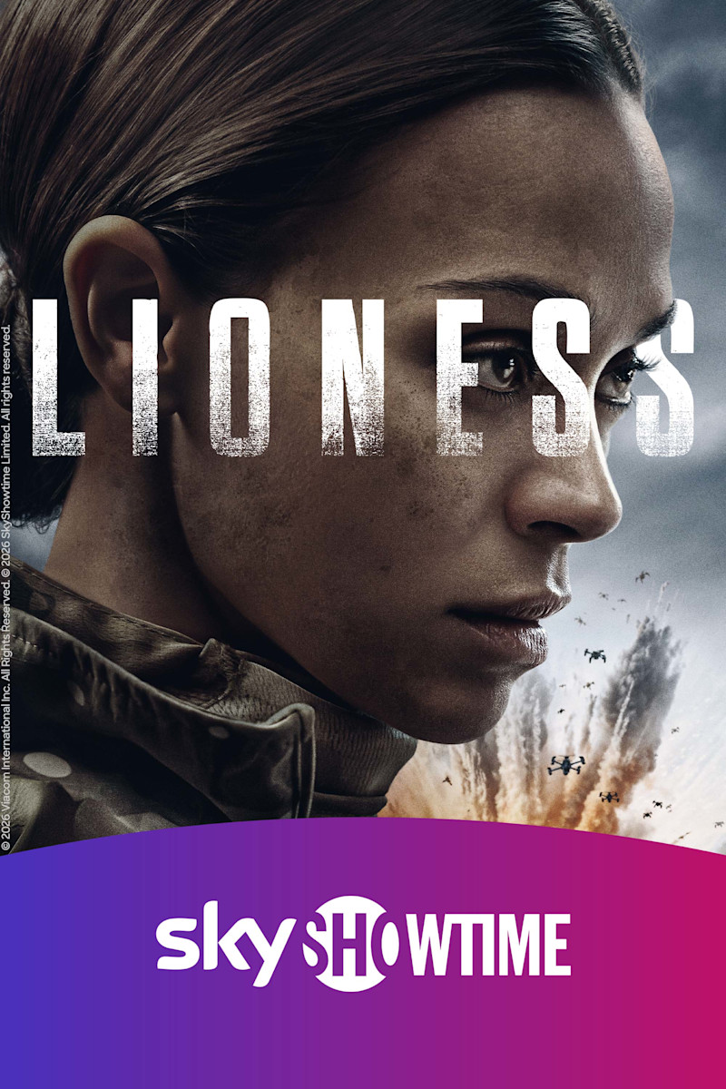 En kvinna i militärkläder med allvarlig blick, explosioner i bakgrunden. Texten "Lioness" och SkyShowtime-logotypen syns.