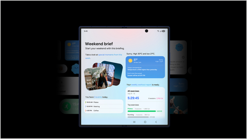 Den utvikta skärmen på en Samsung Galaxy Z Fold7 visar "Weekend brief" med väderprognos, träningsstatistik och dagliga aktiviteter på en mörk bakgrund.