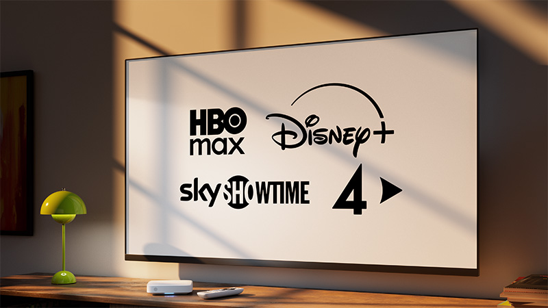 TV-skärm som visar logotyper för streamingtjänster: HBO max, Disney+, SkyShowtime och TV4 Play, med en grön lampa bredvid.