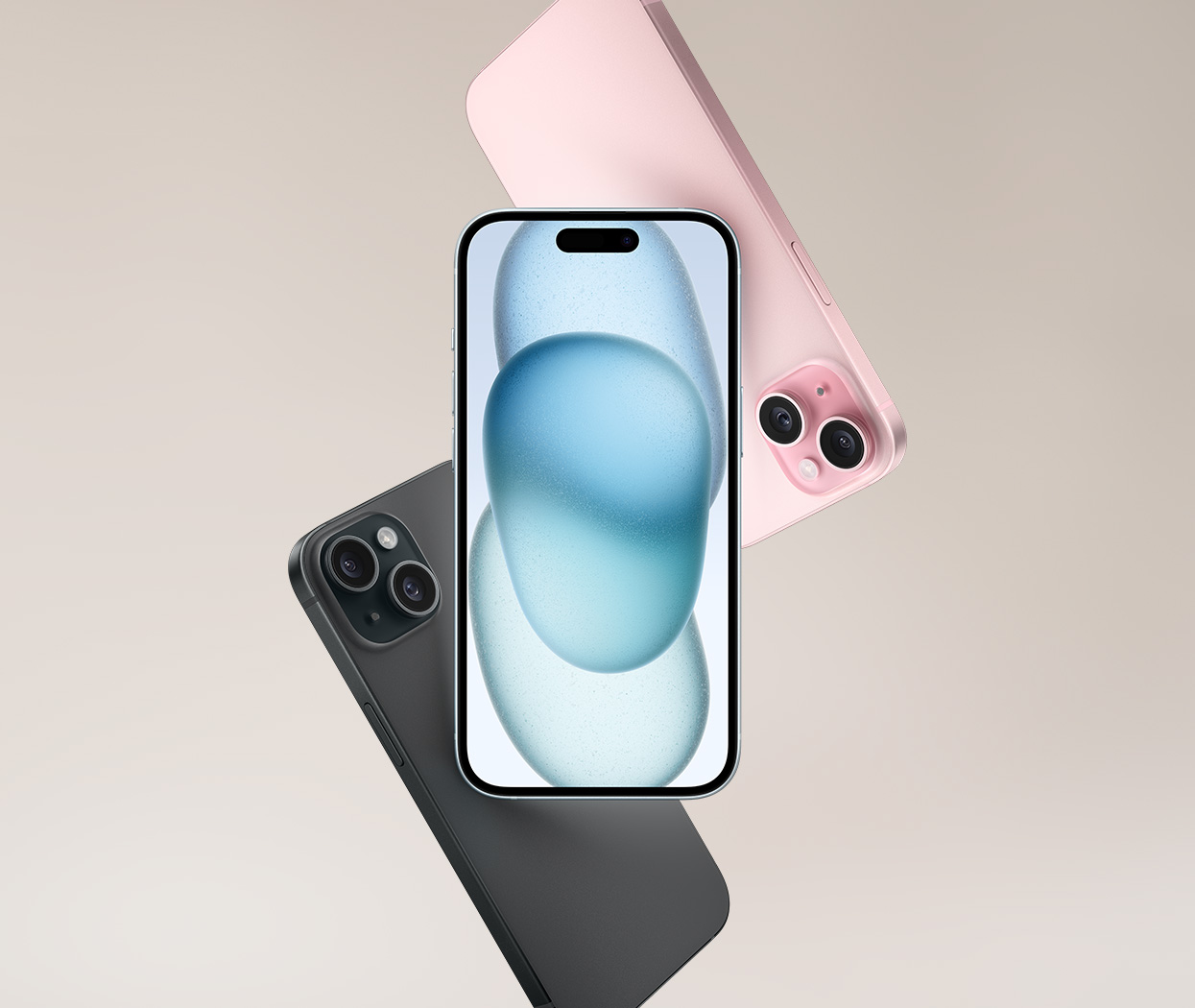 Tre iPhone 15 i färgerna blå, rosa och svart visas flytande mot beige bakgrund, en framifrån och två bakifrån.