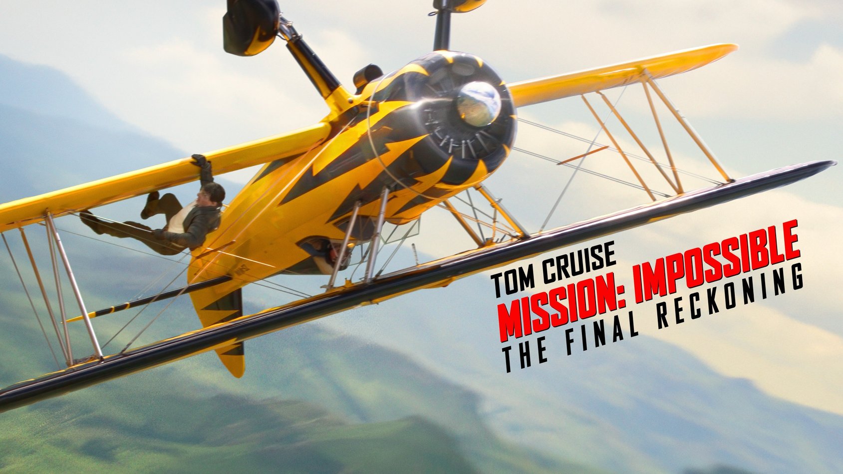Gult dubbeldäckat flygplan i luften med filmtiteln "Mission: Impossible - The Final Reckoning" synlig i förgrunden.