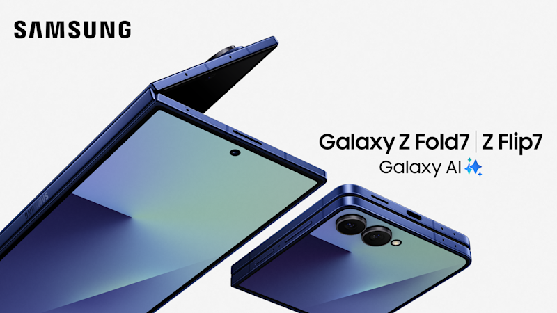 Blå Samsung Galaxy Z Fold7 och Z Flip7 vikbara telefoner med Galaxy AI-teknik visas från olika vinklar.