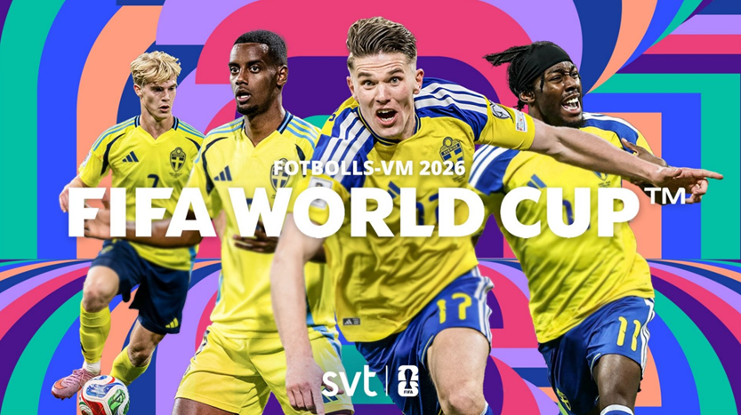 Fyra svenska fotbollsspelare i gula landsdräkter poserar framför en färgglad bakgrund med texten FIFA World Cup 2026.