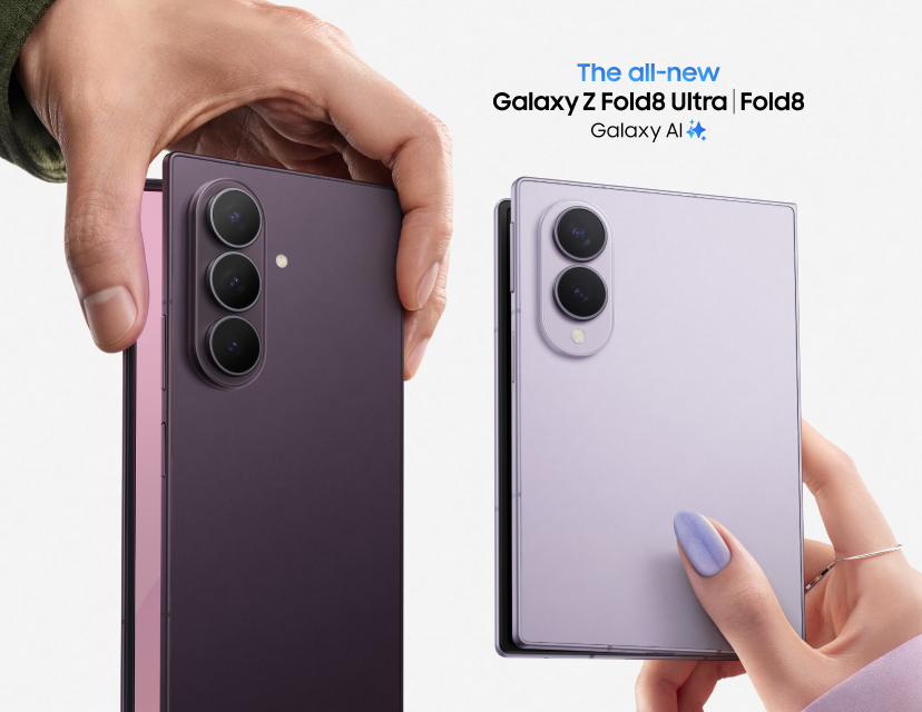 Två händer håller Samsung Galaxy Z Fold8-telefoner i lila och ljuslila färg, visande baksidan med kameror. En text säger The all-new Galaxy Z Fold8 Ultra | Fold8 samt Galaxy Ai