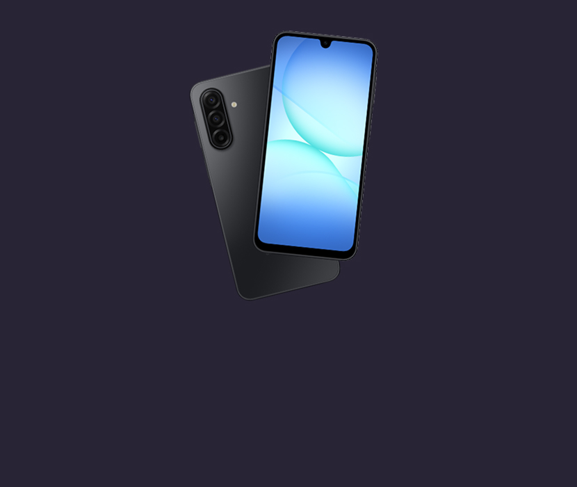 Två svarta Galaxy A17 visas, en framifrån med blå skärm och en bakifrån med trippelkamera, mot mörk bakgrund.