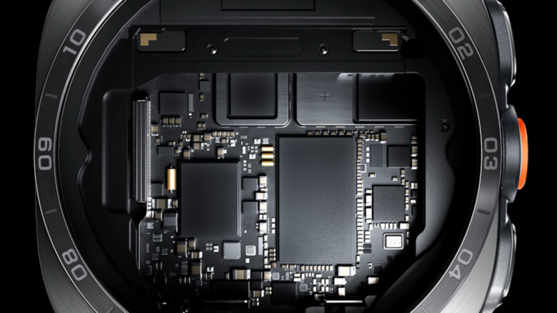Närbild av en svart klocka utan skärm där man ser insidan med processor, chip med mera.