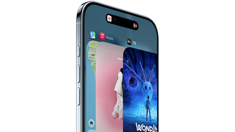 En iPhone Air som visar hemskärmen och en app med blå fantasy-grafik. Telefonens sidoknappar syns tydligt på vänster sida.