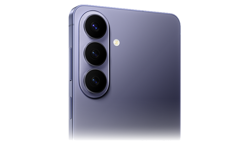 En lila smartphone sedd bakifrån med tre kameralinser placerade vertikalt i en upphöjd modul på vänster sida.