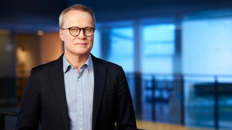 Jonas Lindström, koncernsäkerhetschef Tele2 stående i ett kontorslandskap.