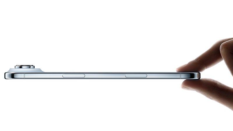Sidovy av en tunn iPhone Air med fingrar som håller i kanten, visar enhetens smala profil och knappar på sidan.