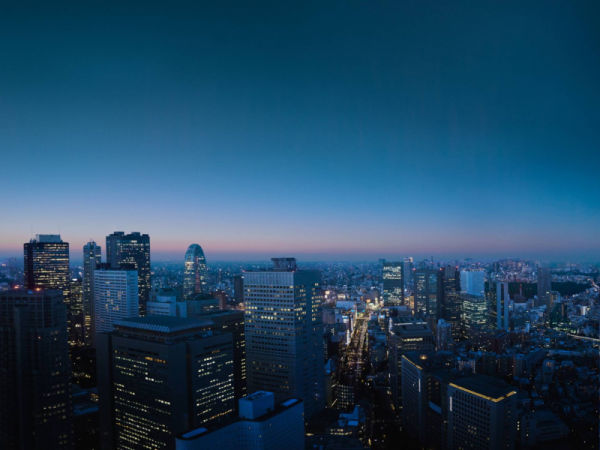 Tokyos skyline i skymningen