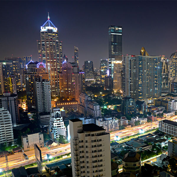 Nattbild på stad som är fotad med Sony Xperia 1 V