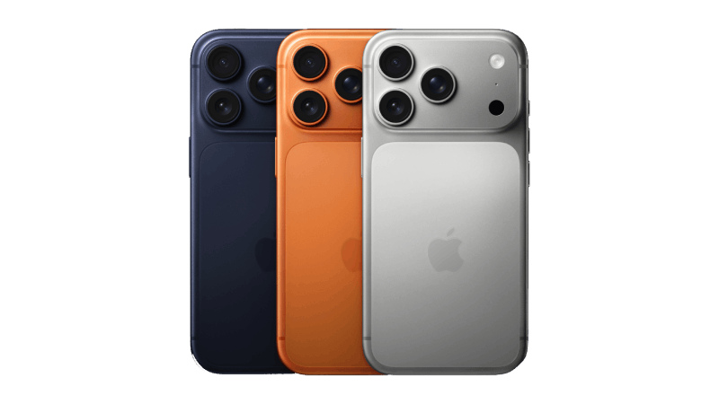 Mobilen iPhone 17 Pro i färgerna mörkblå, orange och silver. Bilden visar baksidan av mobilerna med Apple-logotyp och tre kameror i övre vänstra hörnet.
