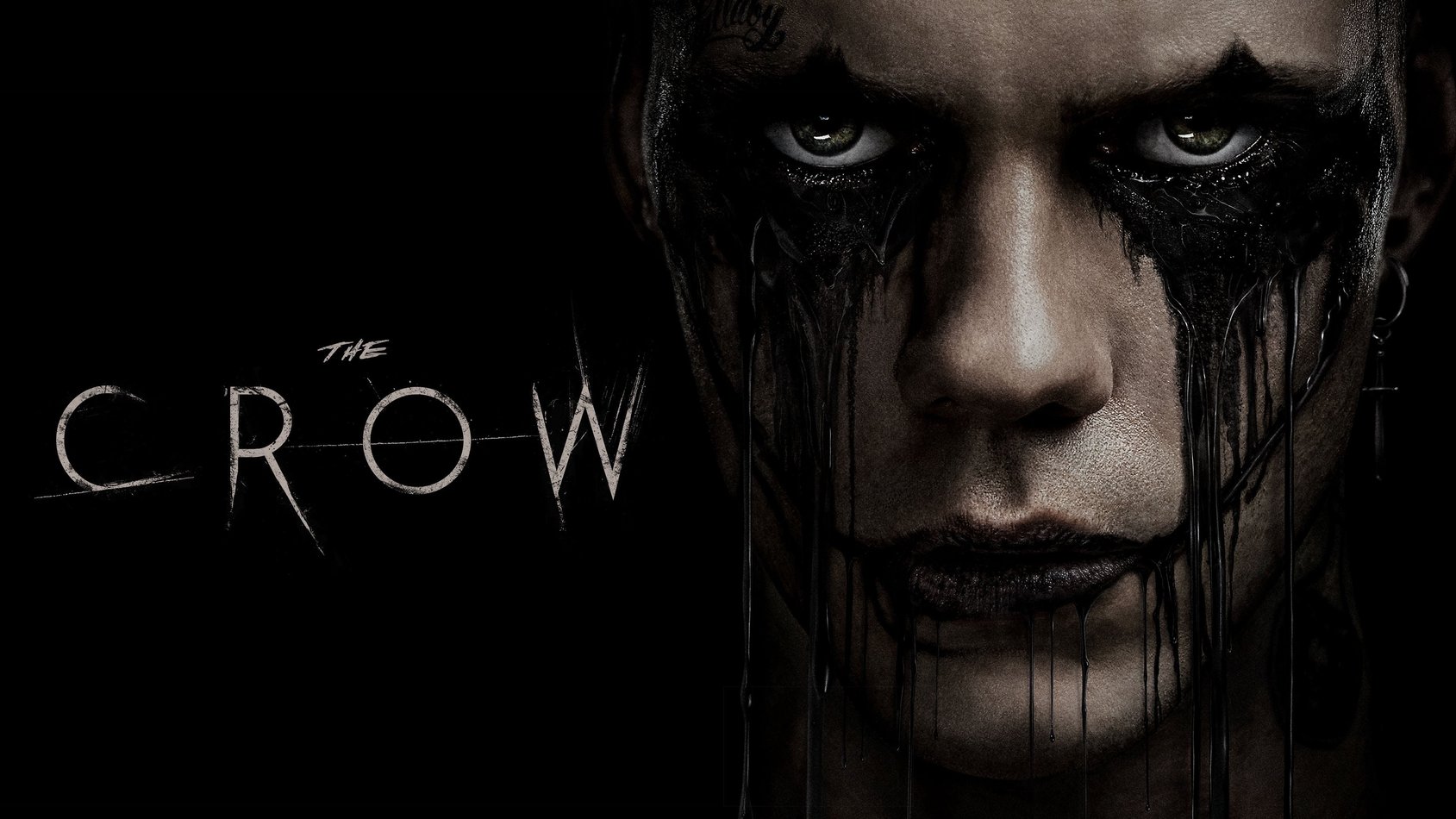 Filmaffisch för The Crow med ett mörkt ansikte täckt av svart smink och droppande färg mot svart bakgrund.