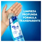 un chorrito de CHAMPÚ LIMPIEZA PROFUNDA DETOX vertido en la mano, con la declaración "limpieza profunda fórmula transparente" escrita junto a la botella