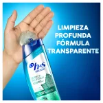 un chorrito de CHAMPÚ LIMPIEZA PROFUNDA ALIVIA EL PICOR vertido en la mano, con la declaración "limpieza profunda fórmula transparente" escrita junto a la botella