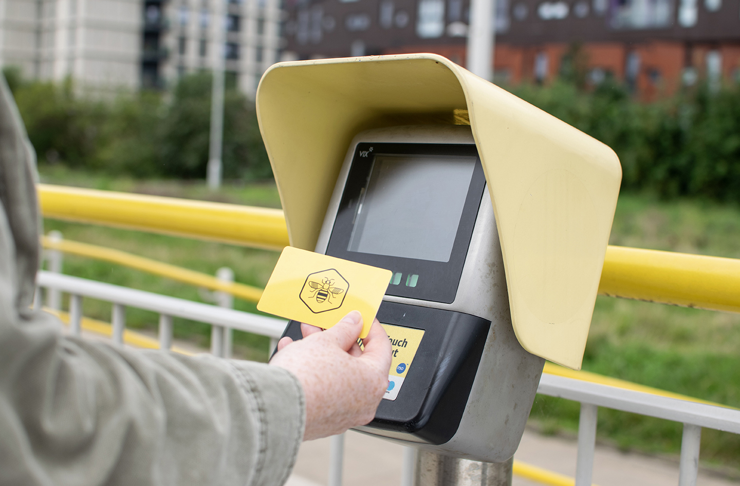 Person tapping onto the Metrolink tram using their Bee Card