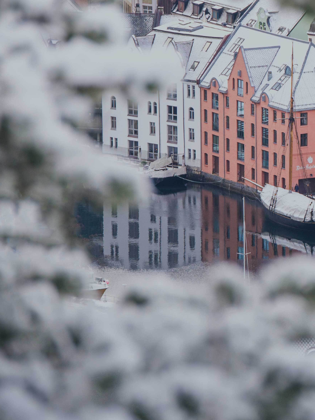 Hotel Brosundet i snedækkede Ålesund