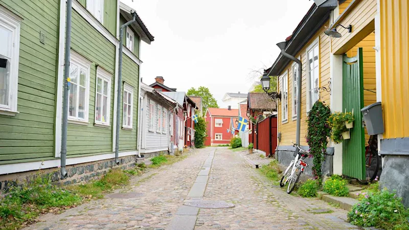 Promernera lämngs med de gamla husen i Gävles äldsta kvarter