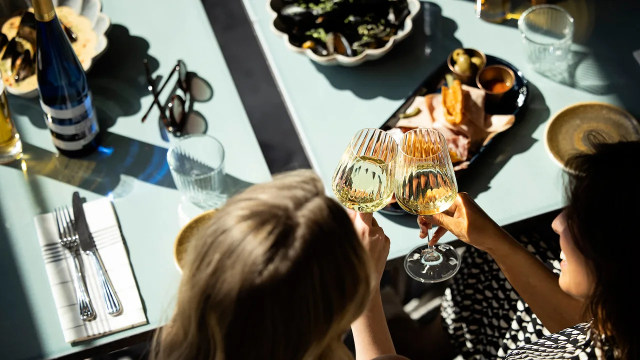 Två kvinnor njuter av middag och drinkar på Brasserie Bon Vivant i Moss, Norge.