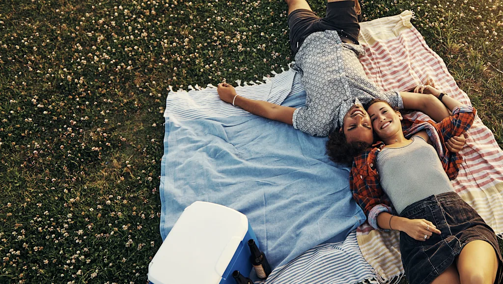 Par som ligger på gresset