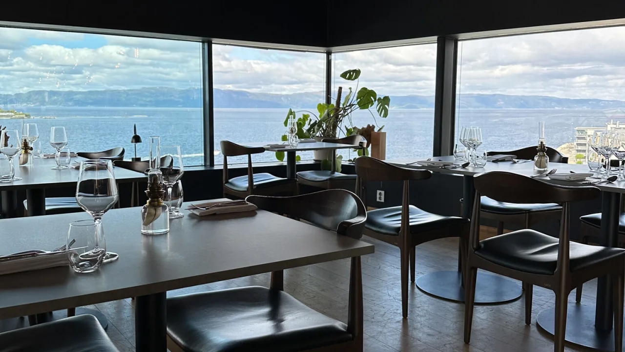 The indoor restaurant at The Rooftop at Clarion Hotel Trondheim.