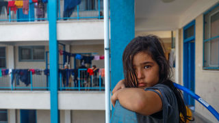Child leaning on railing - UNICEF_16_9