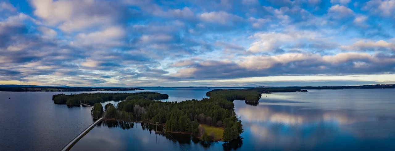 Utsikt över sjön i Östersund under hösten.