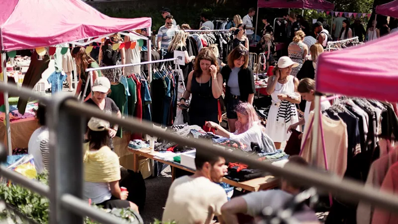 Hornstulls marknad med second hand-shopping på Södermalm i Stockholm.