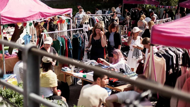 Hornstulls marknad med second hand-shopping på Södermalm i Stockholm.