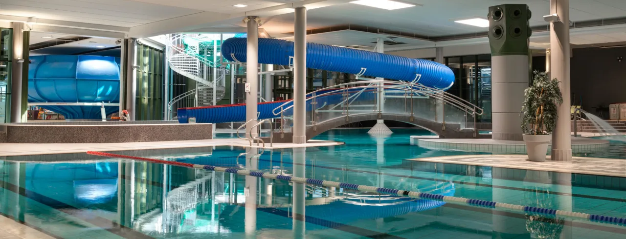 Indoor pool with slide at Velvet Spa in Sarpsborg.