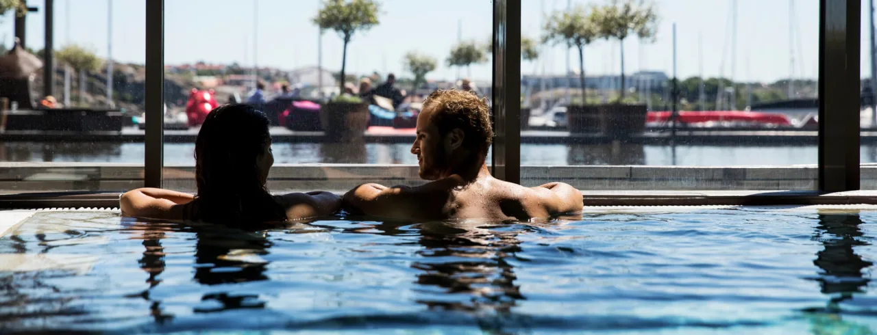Relax i poolen med havsutsikt i Strömstad.