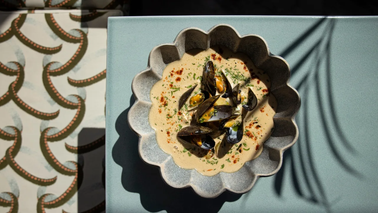 Mussles on a plate at restaurant Brasserie Bon Vivant at Hotel Riviera.