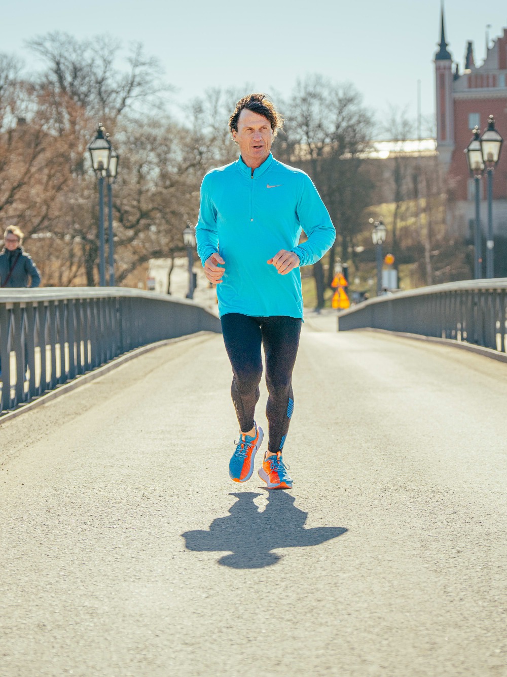 Petter Stordalen sightrunning through Stockholm on a sunny day.