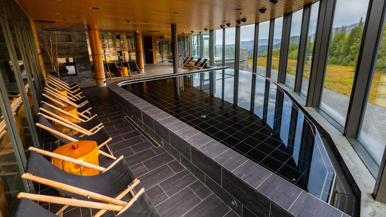 Indoor pool at spa Copperhill Mountain Lodge in Åre.